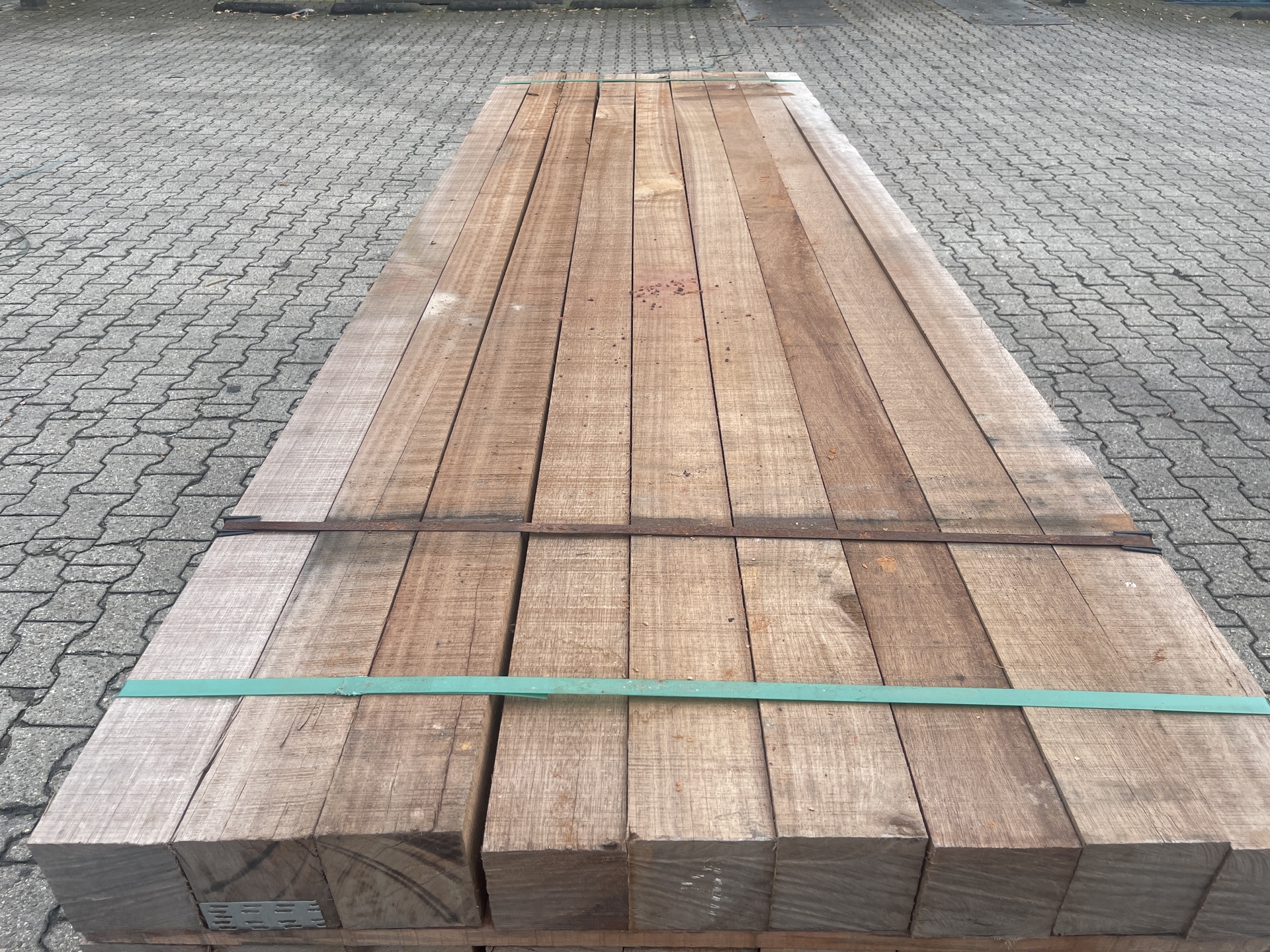 Ca. 27x Guyana Teak Balken Fijnbezaagd, 100x100mm, lengte 300cm